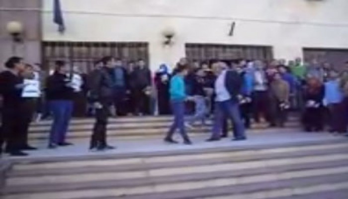 بالفيديو.. عميد بـ"حاسب بورسعيد" يعتدي على طالب لرفعه "رابعة"