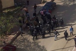 طلاب جامعة الزقازيق يغادرون لجان الامتحانات جراء بلطجة الداخلية
