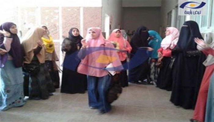 وقفة لطالبات أزهر الزقازيق احتجاجًا على فصل زميلتهن