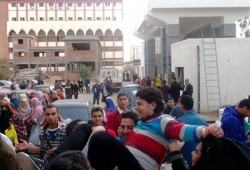 طلاب "دمنهور" يحتفلون بزميلهم حسام الجندي بعد اعتقال 4 أشهر