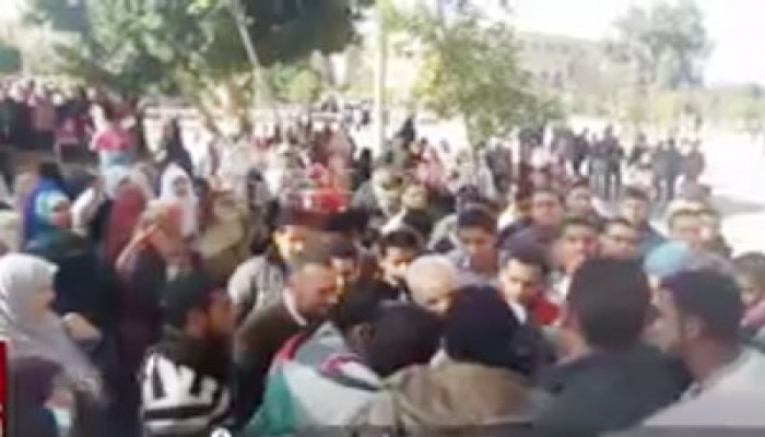 بالفيديو.. وكيل هندسة الأزهر يفشل في إقناع الطالبات بإنهاء إضرابهن