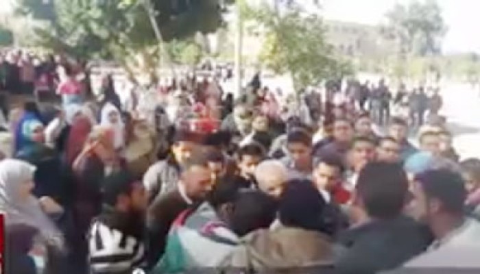 بالفيديو.. وكيل هندسة الأزهر يفشل في إقناع الطالبات بإنهاء إضرابهن