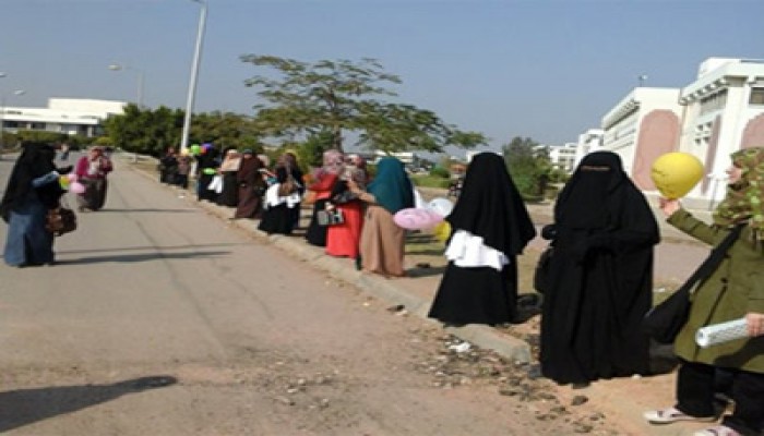 3 سلاسل بشرية ببالونات "رابعة" بـ"جامعة قناة السويس" رفضًا للانقلاب