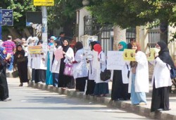 وقفة بالبالطو الأبيض لطب أسنان المنصورة اعتراضًا على اعتقال زملائهم