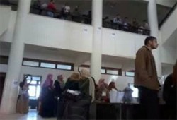 وقفة لطلاب جامعة السويس بالمبنى الإداري لتنديد باعتقال زميلهم