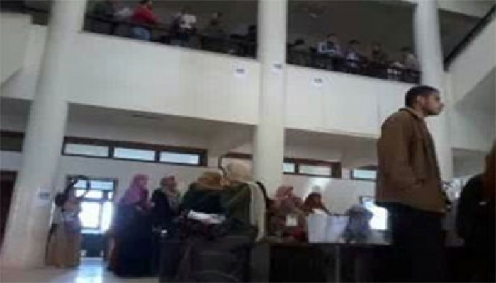 وقفة لطلاب جامعة السويس بالمبنى الإداري لتنديد باعتقال زميلهم