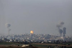 العدو الصهيوني يقصف شواطئ غزة