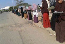 سلسلتان بشريتان ومسيرة لطلاب ضد الانقلاب بجامعة السويس