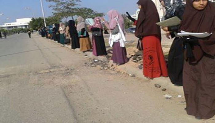 سلسلتان بشريتان ومسيرة لطلاب ضد الانقلاب بجامعة السويس