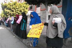 سلسلة بشرية لطلاب تربية بورسعيد تنديدًا بالانقلاب وجرائمه