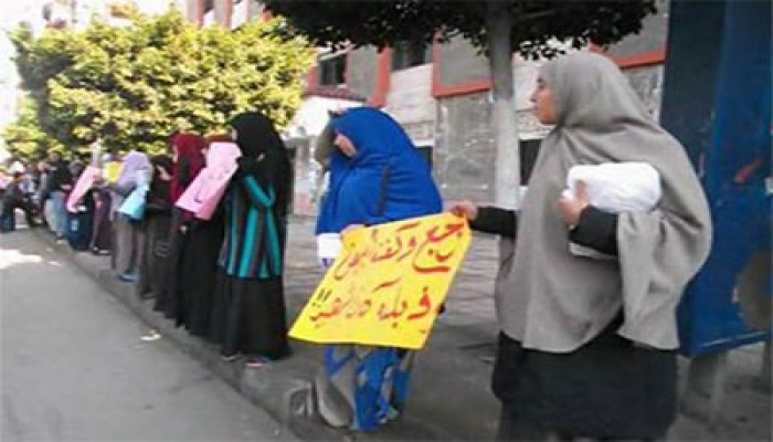 سلسلة بشرية لطلاب تربية بورسعيد تنديدًا بالانقلاب وجرائمه
