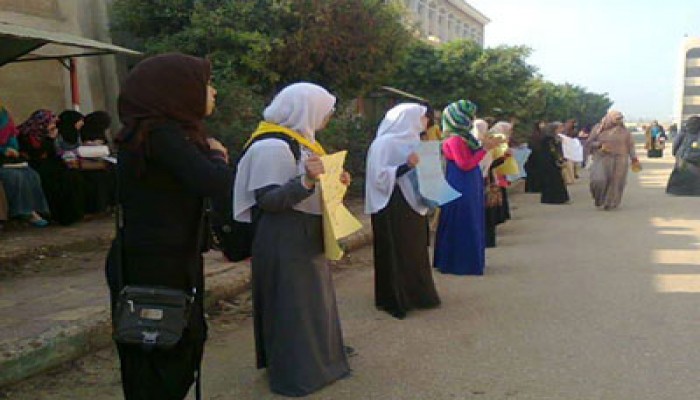 وقفة وسلسلة بشرية لطالبات أزهر الزقازيق تنديدًا ببلطجة الإدارة