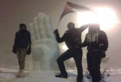 فلسطينيون ينحتون شعار "رابعة" بالثلوج