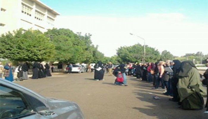 طلاب جامعة القناة يهتفون: "مهما تشتي مهما تمطر يسقط يسقط حكم العسكر"