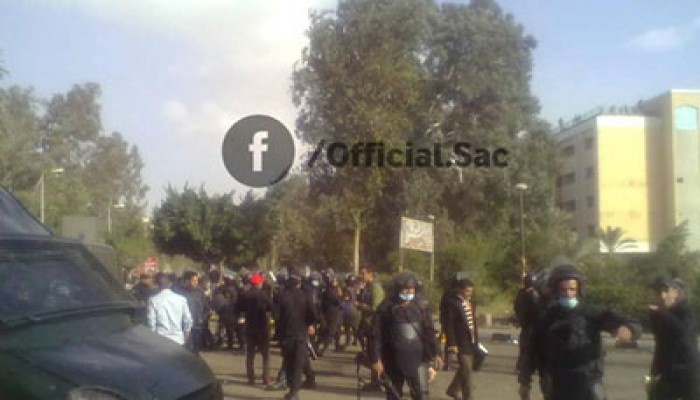 بث مباشر.. قوات الانقلاب تلاحق طلاب الأزهر داخل شوارع المدينة الجامعية