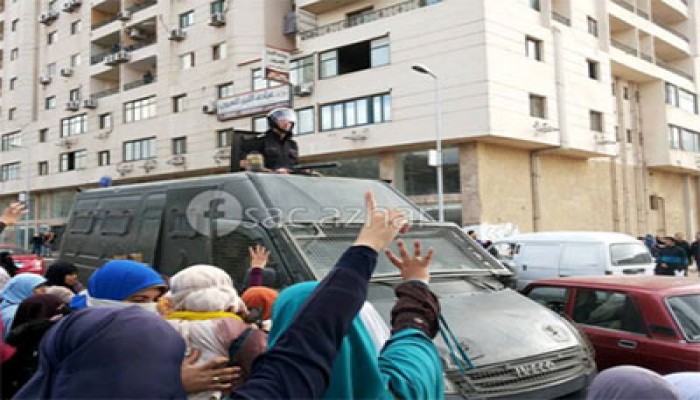 طالبات الأزهر يواجهون ميليشيات الداخلية بالهتاف والتكبير