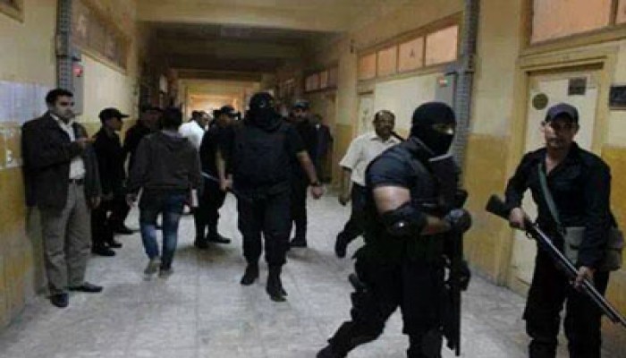 صورة تفضح قوات أمن الانقلاب أثناء اقتحامها تجارة الأزهر