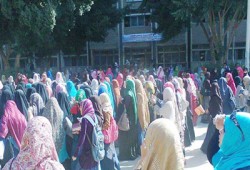 بالفيديو.. حرائر أزهر أسيوط يمنعن الانقلابيين من اقتحام الجامعة