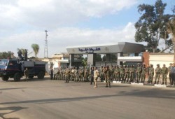 احتشاد قوات الجيش أمام البوابة الرئيسية لجامعة الأزهر بنات