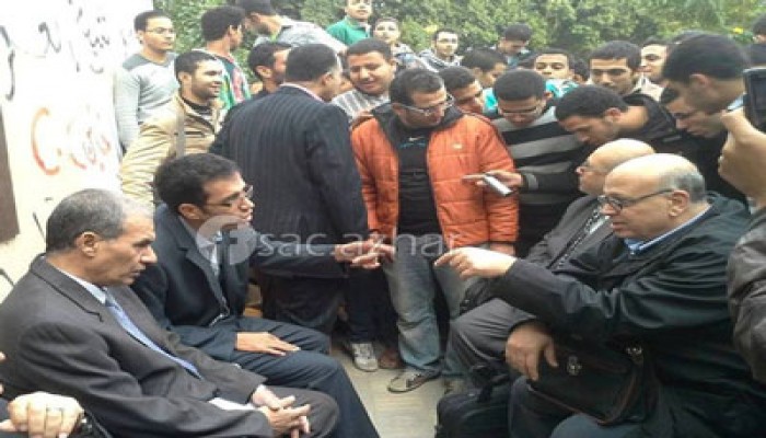 أساتذة الأزهر يشاركون الطلاب في الإضراب