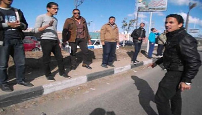 سلسلة بشرية لطلاب علوم ببورسعيد للتنديد بالاعتداء على زملائهم بالأزهر