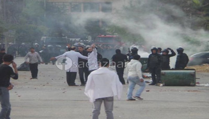 بالصور.. تدريس الطب والصيدلة يحاولون منع تقدم الميليشيات بحرم الجامعة