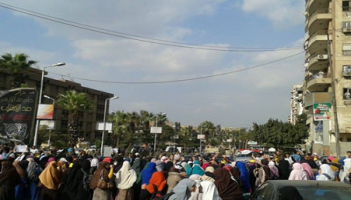 حرائر الأزهر يصلن محيط رابعة وقوات الجش تتصدى لهن