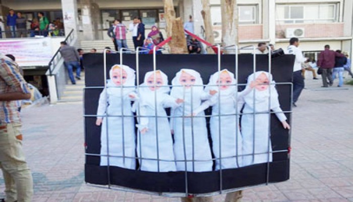 بالصور.. معرض لفضح جرائم العسكر بجامعة جنوب الوادي بقنا