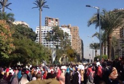 طلاب جامعة القاهرة يحرقون نسخة من وثيقة الانقلاب ويطالبون بالقصاص