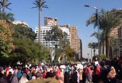 طلاب جامعة القاهرة يحرقون نسخة من وثيقة الانقلاب ويطالبون بالقصاص