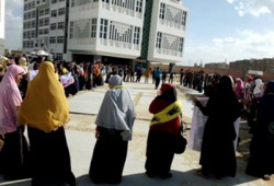 سلاسل بشرية ومسيرة لطلاب "جامعة دمنهور" رفضًا للانقلاب ودستوره اللقيط