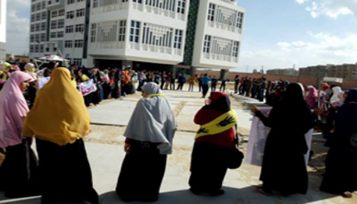 سلاسل بشرية ومسيرة لطلاب "جامعة دمنهور" رفضًا للانقلاب ودستوره اللقيط