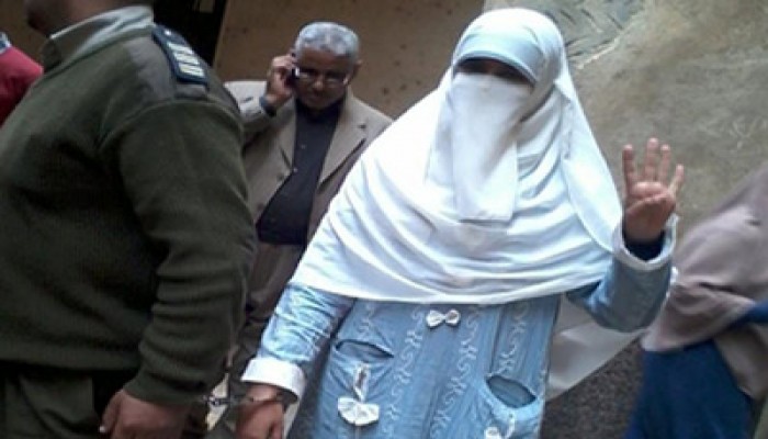 إخلاء سبيل "شيماء الحديدي" بعد القبض عليها بيومين بتهمة حيازة "دبوس رابعة"