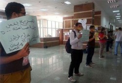 وقفة صامتة لطلاب طب الأسنان بالمنصورة للتنديد بسجن الحرائر