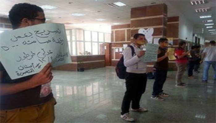وقفة صامتة لطلاب طب الأسنان بالمنصورة للتنديد بسجن الحرائر