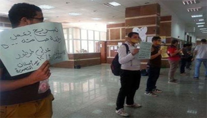 وقفة صامتة لطلاب طب الأسنان بالمنصورة للتنديد بسجن الحرائر