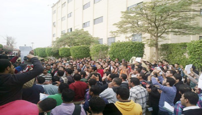 وقفة حاشدة لطلاب الأهرامات للهندسة بـ6 أكتوبر رفضًا للانقلاب