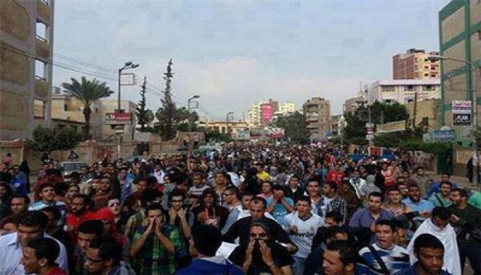 وقفة ومسيرة لأساتذة وطلاب جامعة المنصورة للتنديد بجرائم الانقلاب