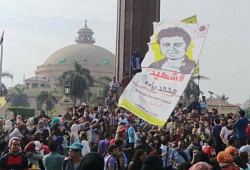 طلاب القاهرة يحتشدون بميدان النهضة والمدرعات تكثف من تواجدها