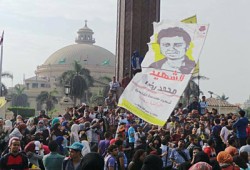 طلاب القاهرة يحتشدون بميدان النهضة والمدرعات تكثف من تواجدها