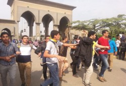 كردون طلابي لمنع زملائهم من الاحتكاك بداخلية الانقلاب