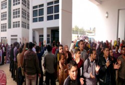 سلسلة بشرية ومسيرة لطلاب المجمع النظري بجامعة دمنهور رفضًا للانقلاب