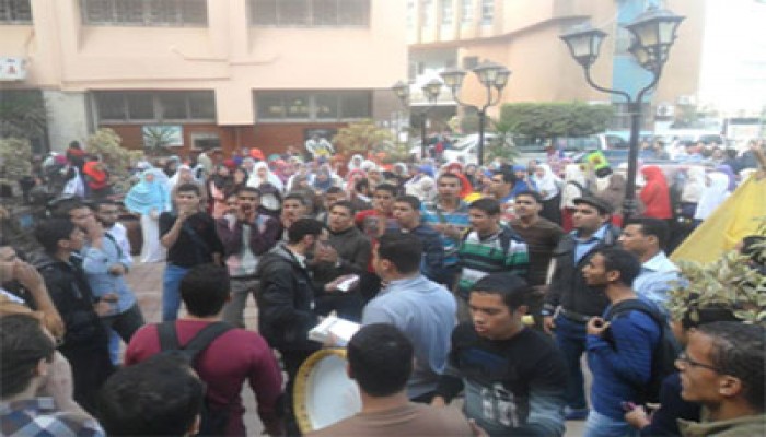 مسيرة لطلاب "طب"المنوفية تنديدًا بانتهاكات الانقلاب للحرم الجامعي