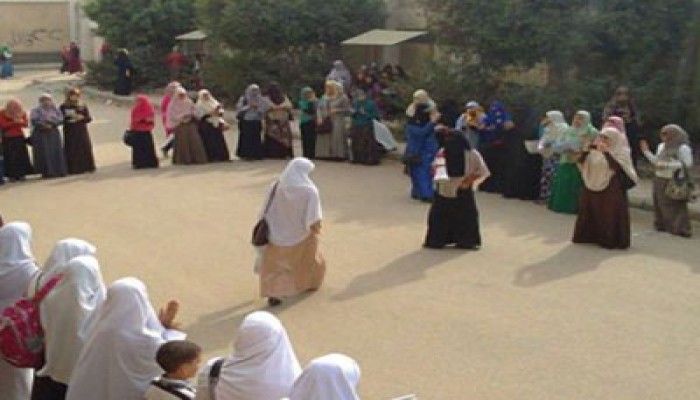 للمرة الثانية.. عمال دراسات إسلامية بالزقازيق يعتدون على الطالبات بأمر العميدة