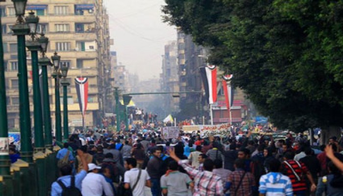 طلاب مصر يدخلون "التحرير" ويهتفون ضد العسكر