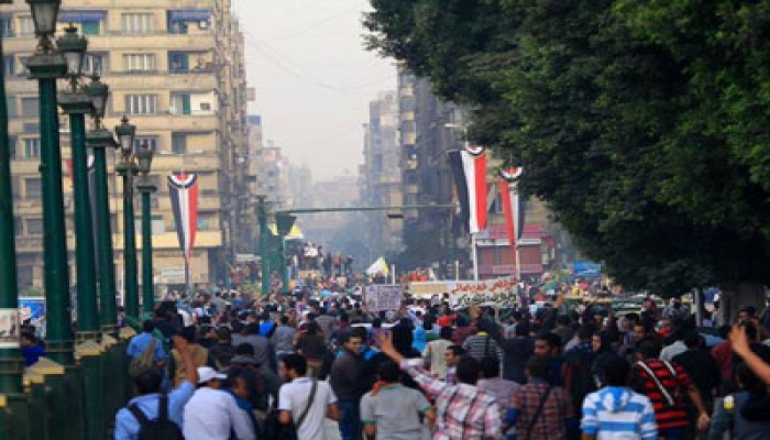 طلاب مصر يدخلون "التحرير" ويهتفون ضد العسكر
