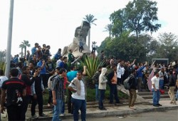 طلاب جامعة القاهرة يطردون قوات الانقلاب من ميدان النهضة