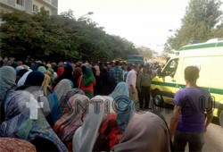 بالفيديو.. سيارة إسعاف تدهس الطلاب بأسوان أثناء وقفة منددة بوفاة زميلتهم