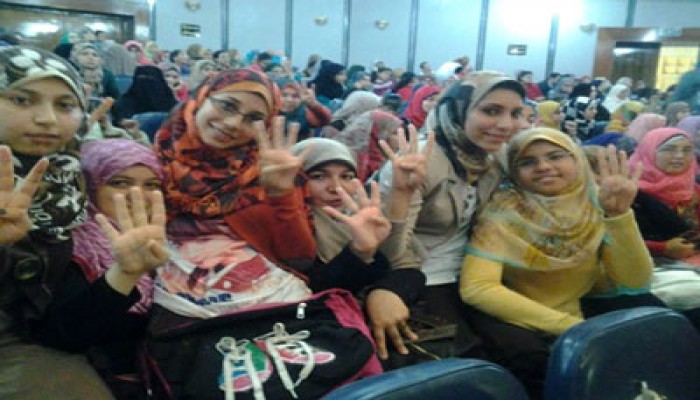 عميدة رياض أطفال دمنهور تهدد الطالبات بالفصل لرفعهن شارة رابعة