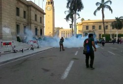 بالفيديو.. طلاب "القاهرة" ينددون بحبس الحرائر وقوات الانقلاب تطلق "القنابل"